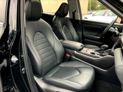 Certified 2023 Toyota Highlander XLE image 8