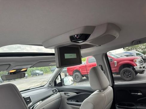 Used 2019 Honda Pilot Touring image 12