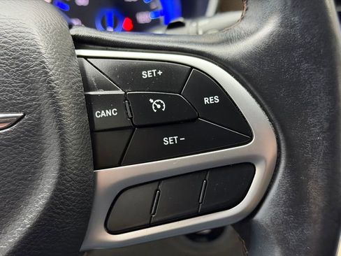 Used 2017 Chrysler Pacifica Touring-L w/ Tire & Wheel Group FWD image 29