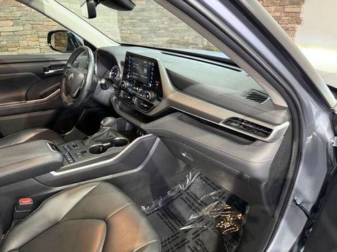 Used 2022 Toyota Highlander XLE AWD/4WD image 26