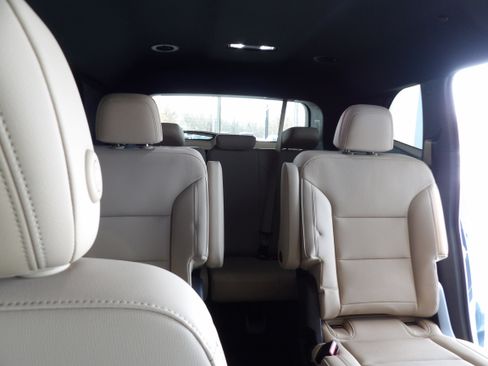 Used 2025 Buick Enclave Preferred w/ Power Package image 27