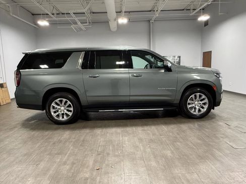 Used 2023 Chevrolet Suburban Premier image 3