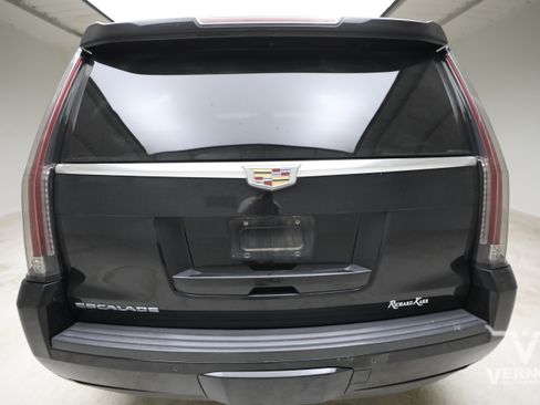 Used 2016 Cadillac Escalade Luxury RWD image 3