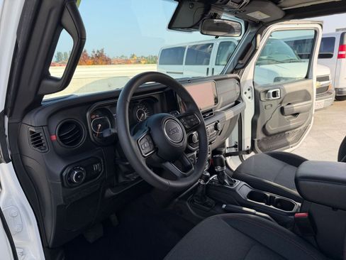 Used 2025 Jeep Wrangler Unlimited Rubicon image 34