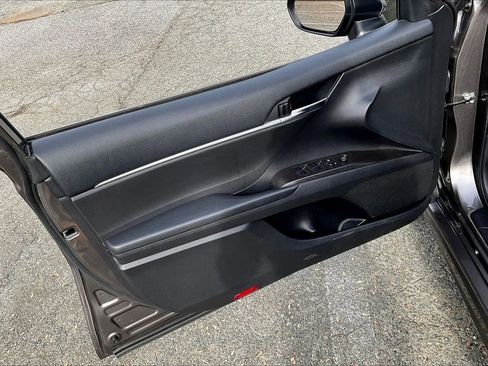 Used 2022 Toyota Camry SE image 25
