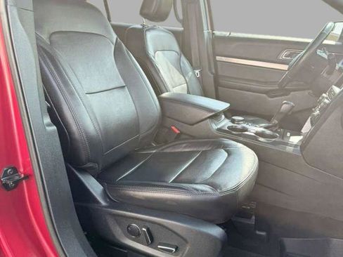 Used 2018 Ford Explorer XLT w/ Equipment Group 202A AWD/4WD image 32