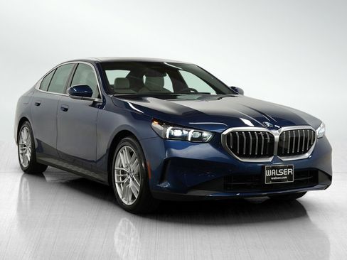 Used 2024 BMW 540i xDrive w/ Premium Package image 7