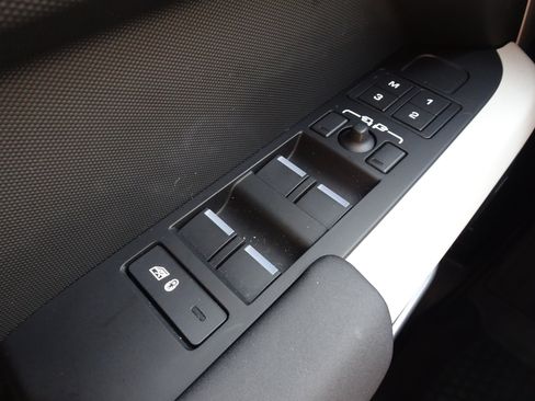 Certified 2024 Land Rover Defender 110 S AWD/4WD image 34