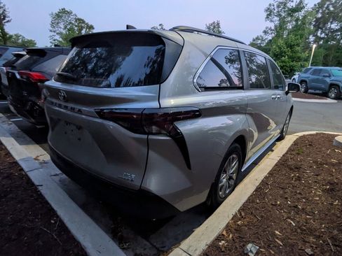 Used 2024 Toyota Sienna XLE image 7