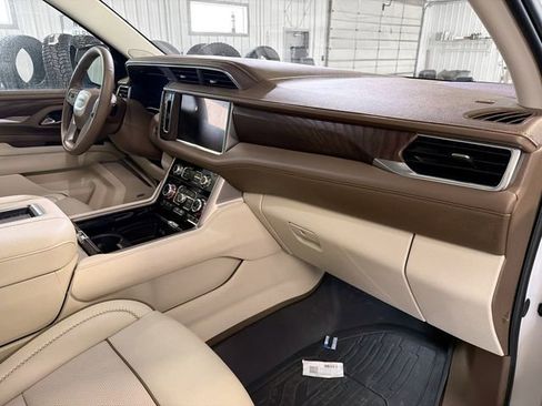 Used 2024 GMC Yukon XL Denali image 12