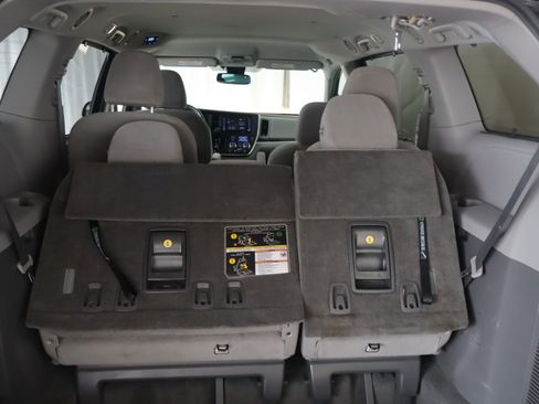 Used 2018 Toyota Sienna LE image 21