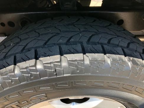 Used 2009 Nissan Frontier SE w/ SE Value Truck Pkg AWD/4WD image 12