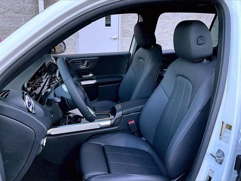 New 2026 Mercedes-Benz GLB 250 4MATIC image 9