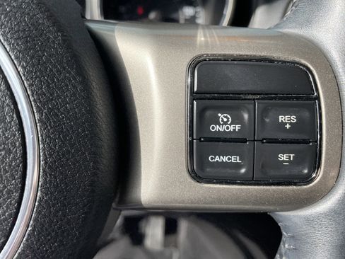 Used 2013 Jeep Grand Cherokee Overland image 41