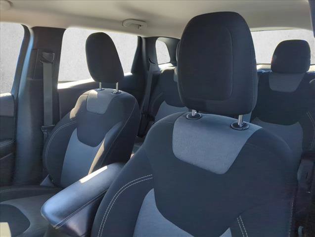 Used 2016 Jeep Cherokee Sport FWD image 27