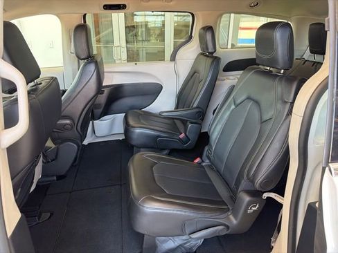 Used 2024 Chrysler Pacifica Touring-L image 17