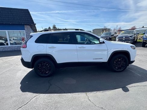 Used 2020 Jeep Cherokee Latitude w/ Cold Weather Group image 10