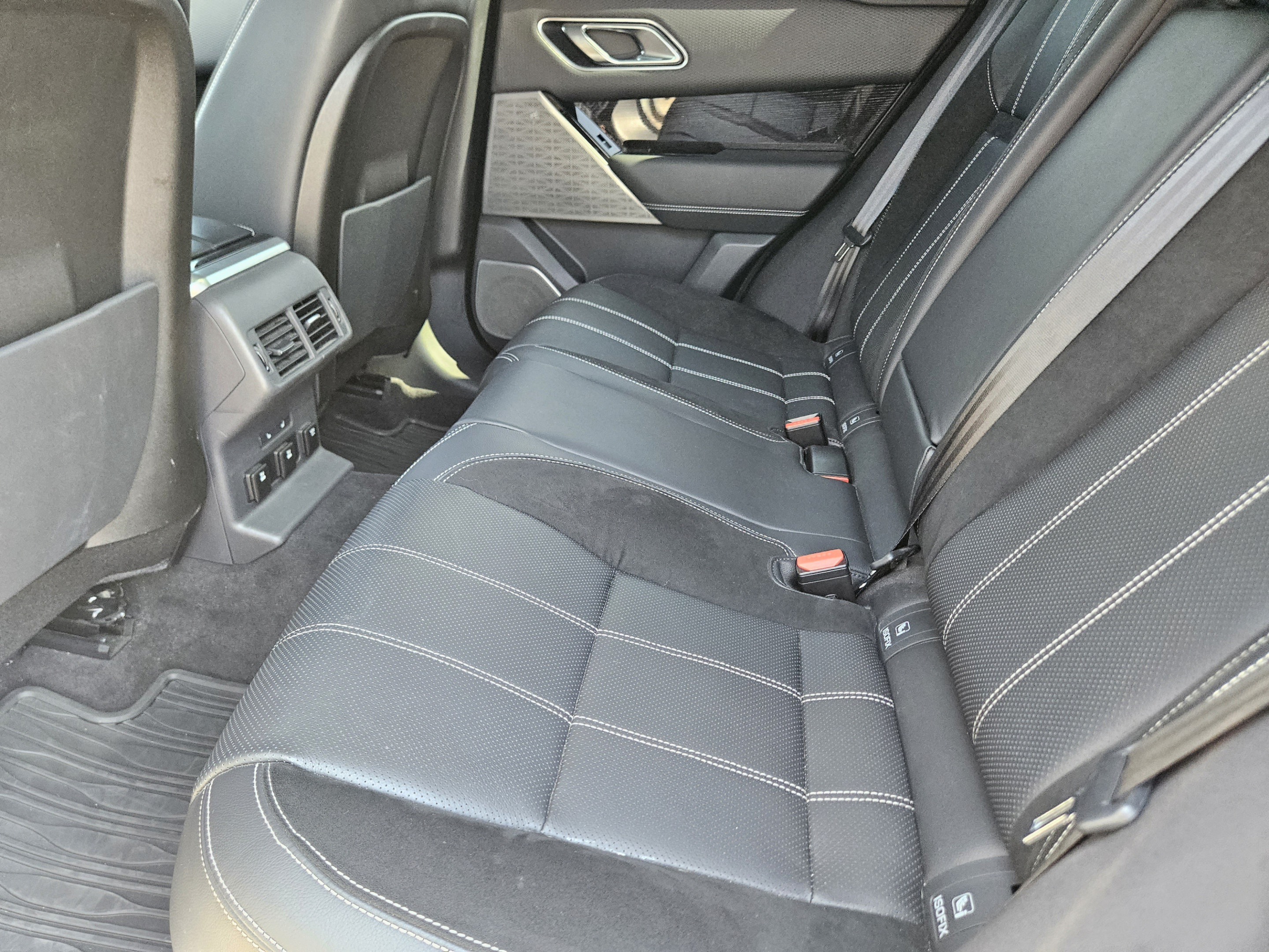 Used 2018 Land Rover Range Rover Velar R-Dynamic SE AWD/4WD image 19