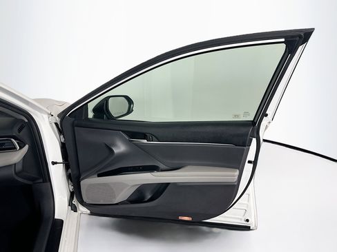 Used 2018 Toyota Camry LE image 29