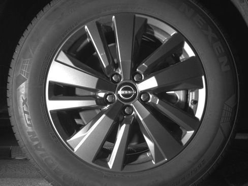 Used 2025 Nissan Pathfinder SV FWD image 13