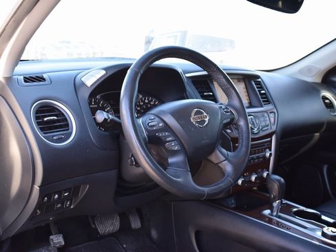 Used 2019 Nissan Pathfinder Platinum image 10