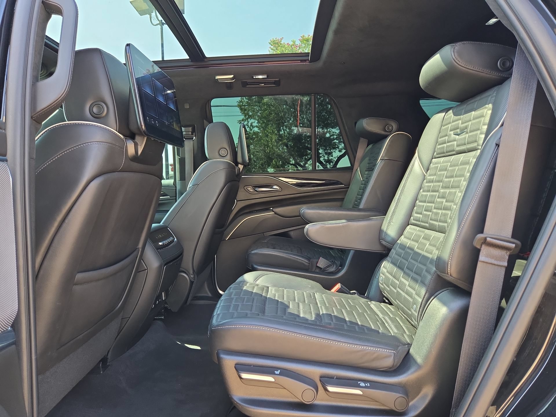 Certified 2023 Cadillac Escalade V w/ LPO, ONYX Package AWD/4WD image 13