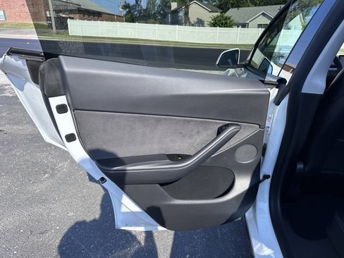 Used 2021 Tesla Model Y Long Range AWD/4WD image 15