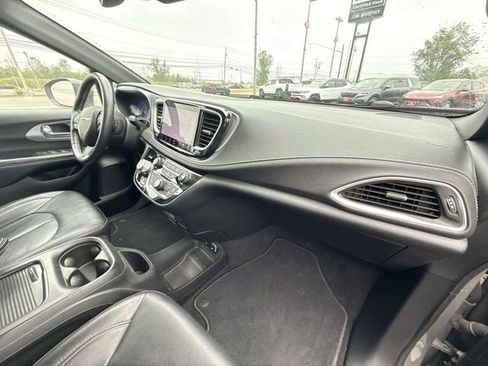Used 2021 Chrysler Pacifica Touring-L w/ Uconnect Theater Family Group AWD/4WD image 27