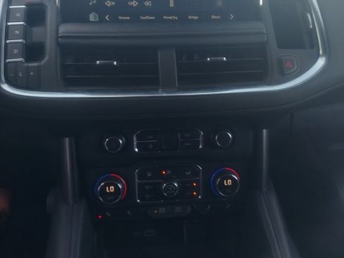 Used 2024 Chevrolet Suburban LT image 8