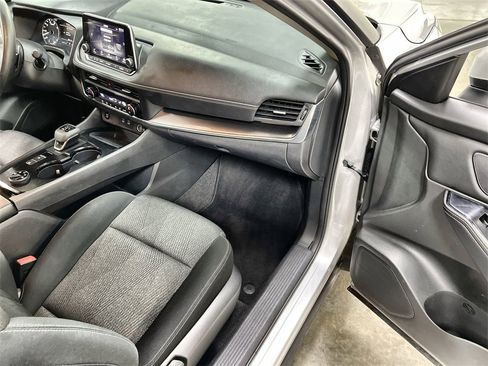 Used 2024 Nissan Rogue SV image 28