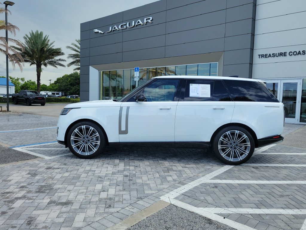 Certified 2025 Land Rover Range Rover SE AWD/4WD image 2