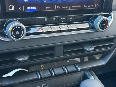 Used 2024 Chevrolet Colorado Trail Boss w/ Technology Package image 16