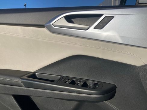 Used 2025 Volkswagen Taos SE image 12