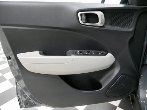 Used 2025 Hyundai Venue SEL image 12