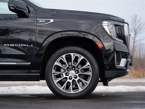 Used 2024 GMC Yukon XL Denali w/ Advanced Technology Package image 12