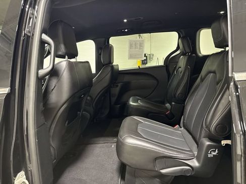 Used 2025 Chrysler Pacifica Select FWD image 22