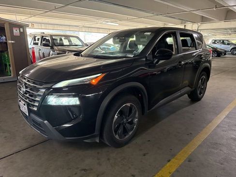 Used 2024 Nissan Rogue SV FWD image 2