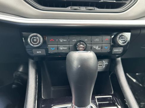 Used 2025 Jeep Compass Limited image 27