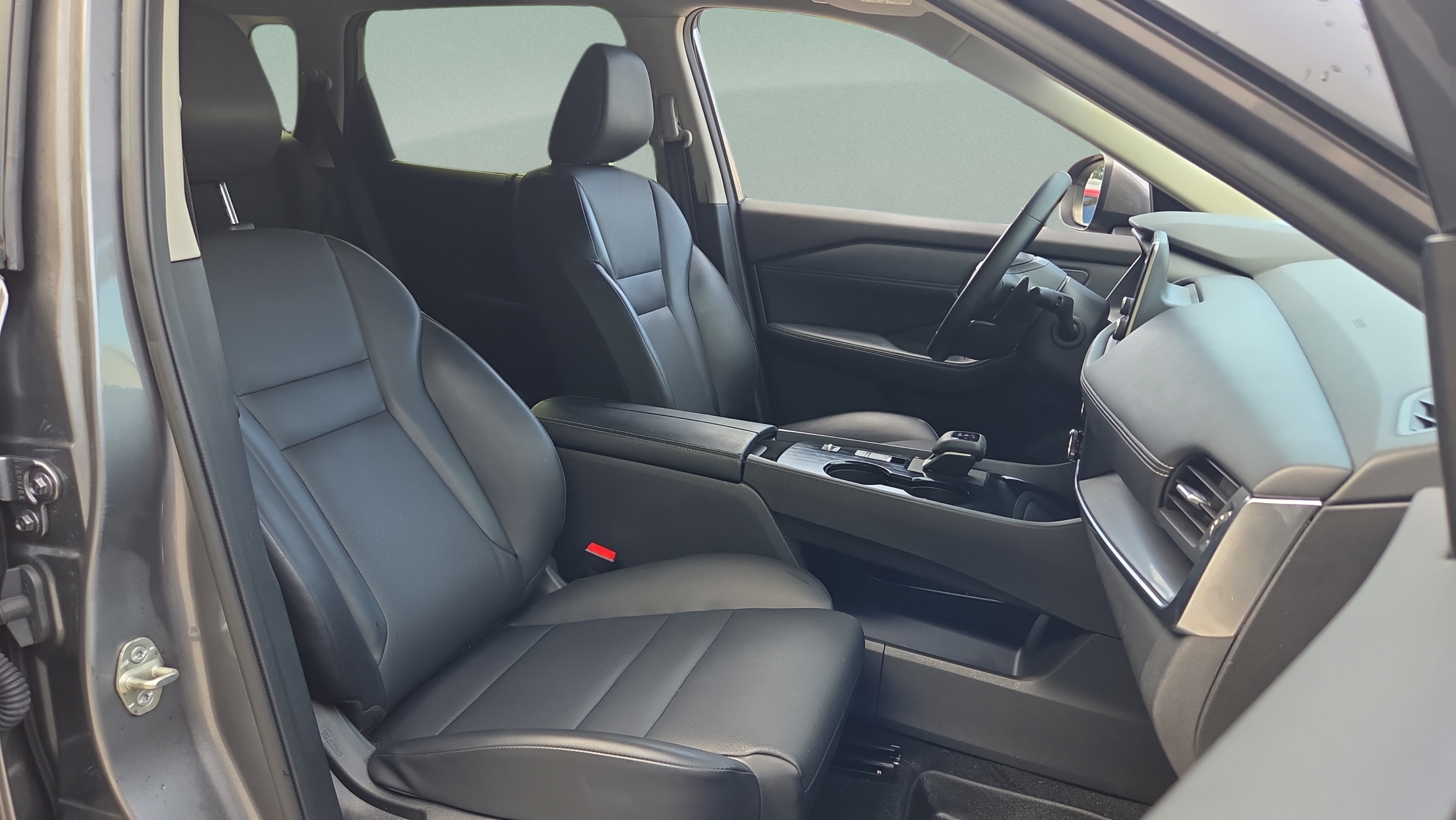 Used 2025 Nissan Rogue SV w/ SV Premium Package FWD image 14
