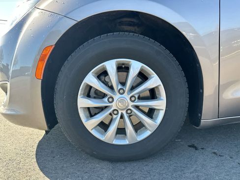 Used 2018 Chrysler Pacifica Touring-L image 19