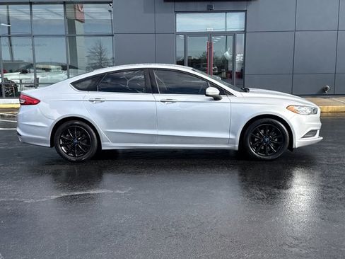 Used 2017 Ford Fusion SE w/ Fusion SE Technology Package image 2