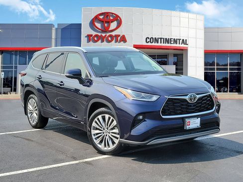 Certified 2025 Toyota Highlander Platinum AWD/4WD image 2