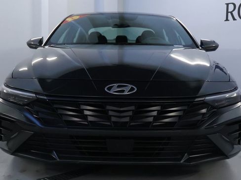 Used 2025 Hyundai Elantra SEL image 2