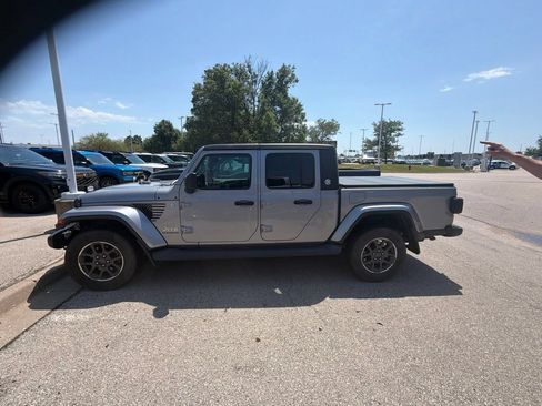 Used 2020 Jeep Gladiator Overland AWD/4WD image 4