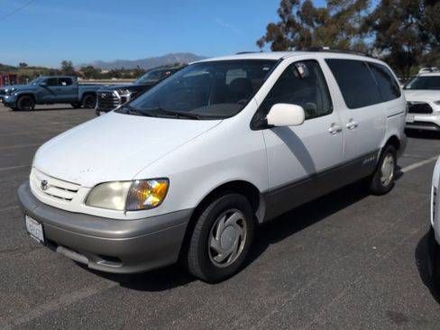 Used 2002 Toyota Sienna image 1