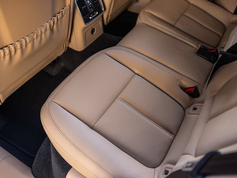 Certified 2026 Porsche Macan AWD/4WD image 33