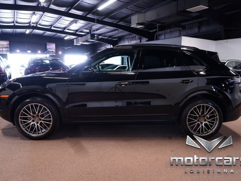 Used 2022 Porsche Cayenne Platinum Edition image 4