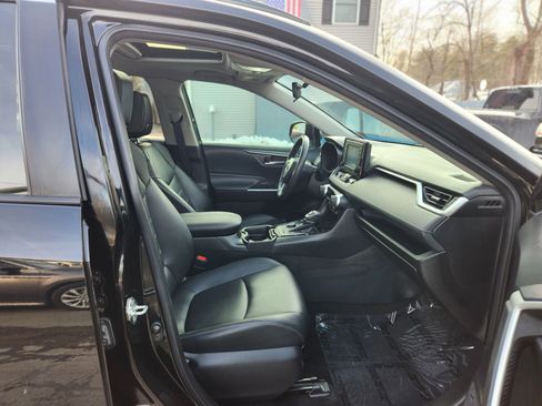 Used 2021 Toyota RAV4 XLE Premium image 17
