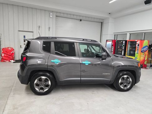 Used 2018 Jeep Renegade Latitude FWD image 7