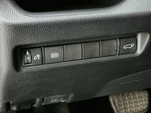 Used 2020 Toyota RAV4 XLE w/ Convenience Package FWD image 17